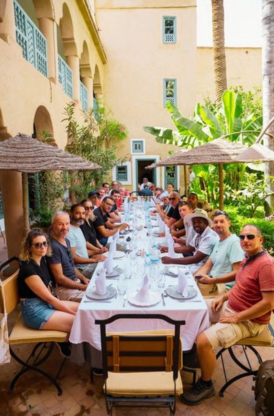 Le collectif réuni à table